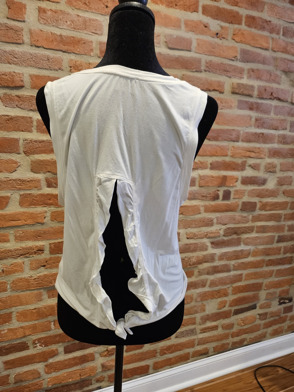 Women's White Sleeveless Twist-Open Back Tank Top